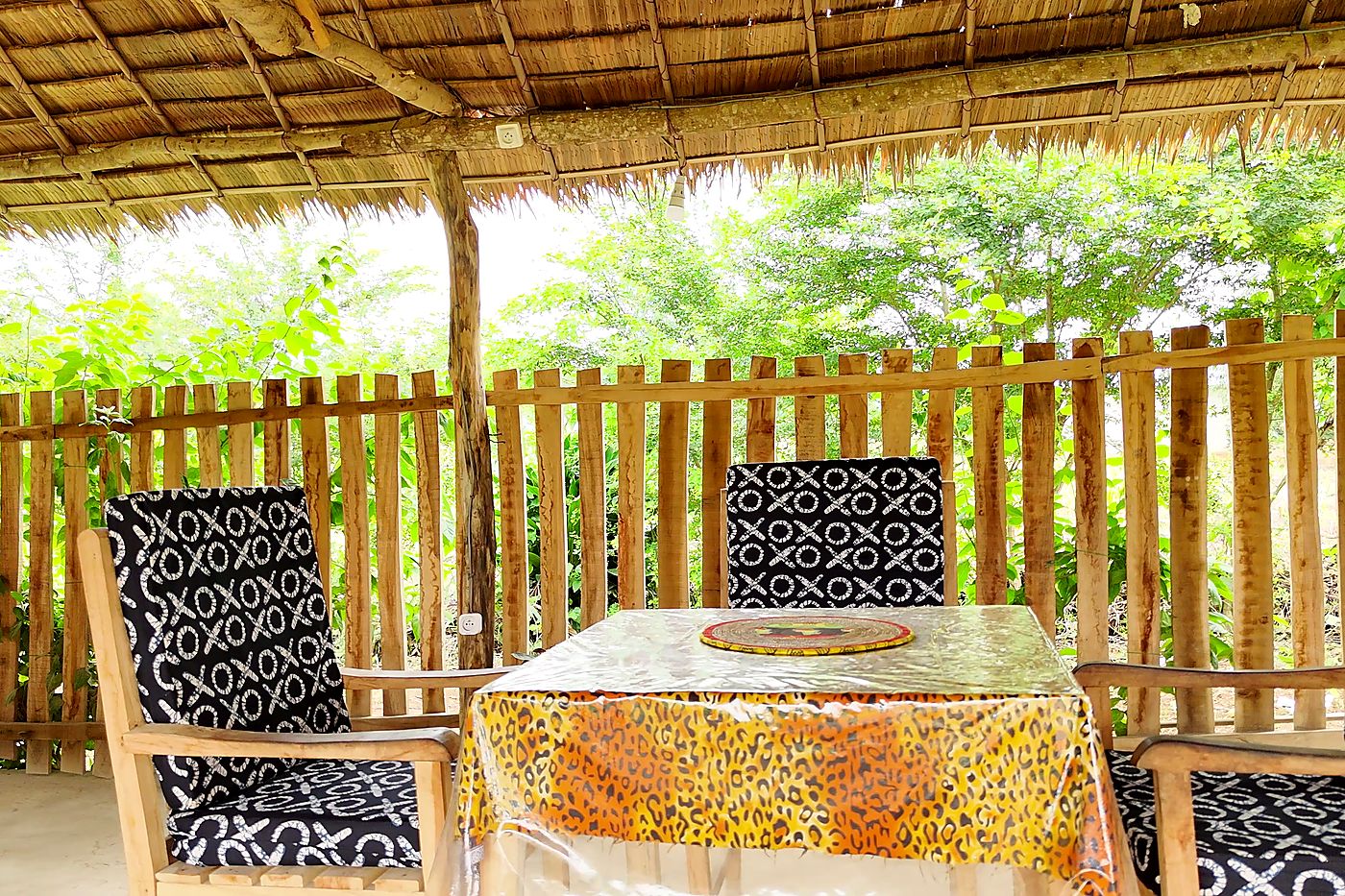 La paillote aménagée, tables et fauteuils