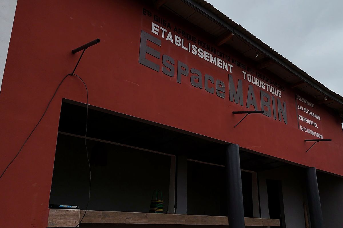 Bâtiment principal et enseigne