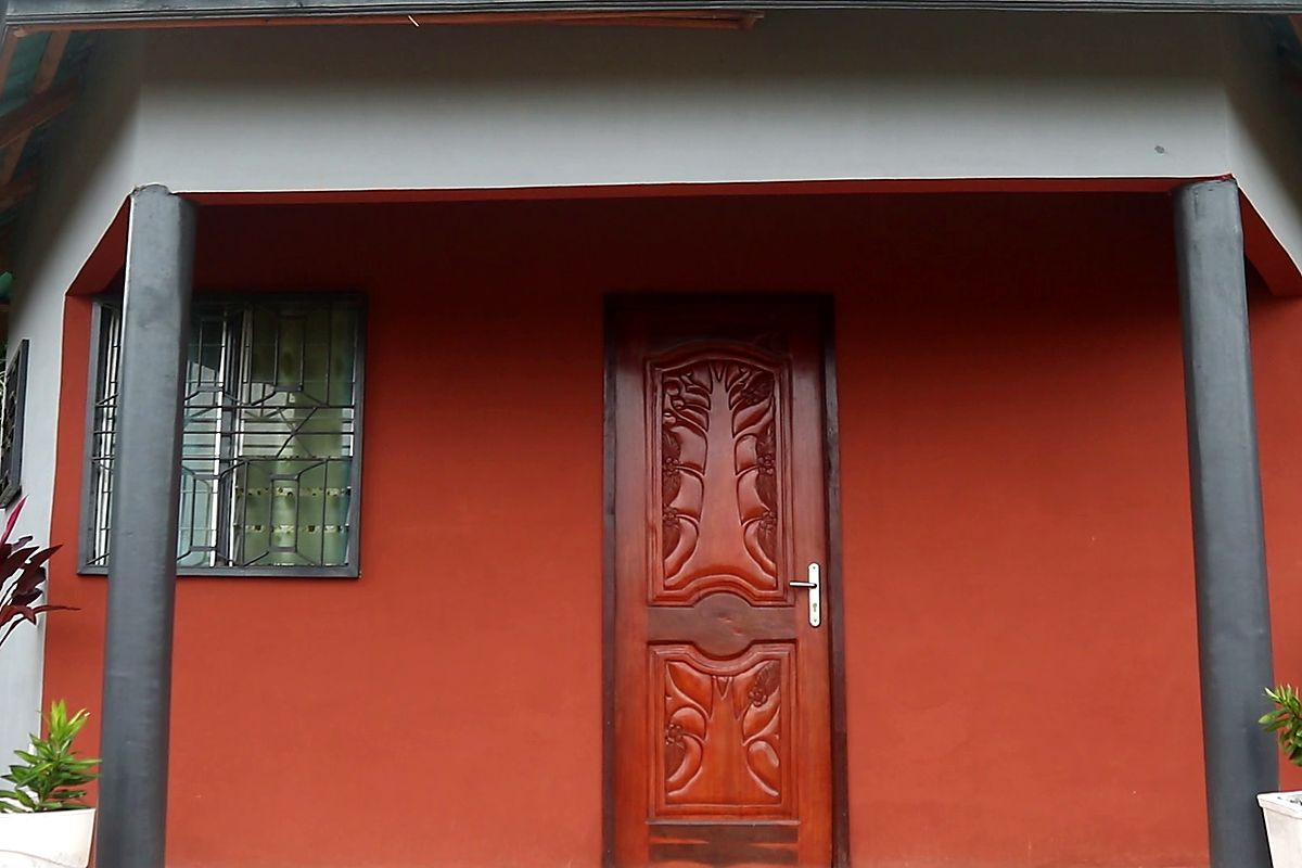 Entrée d'un bungalow de l'Espace MABIN