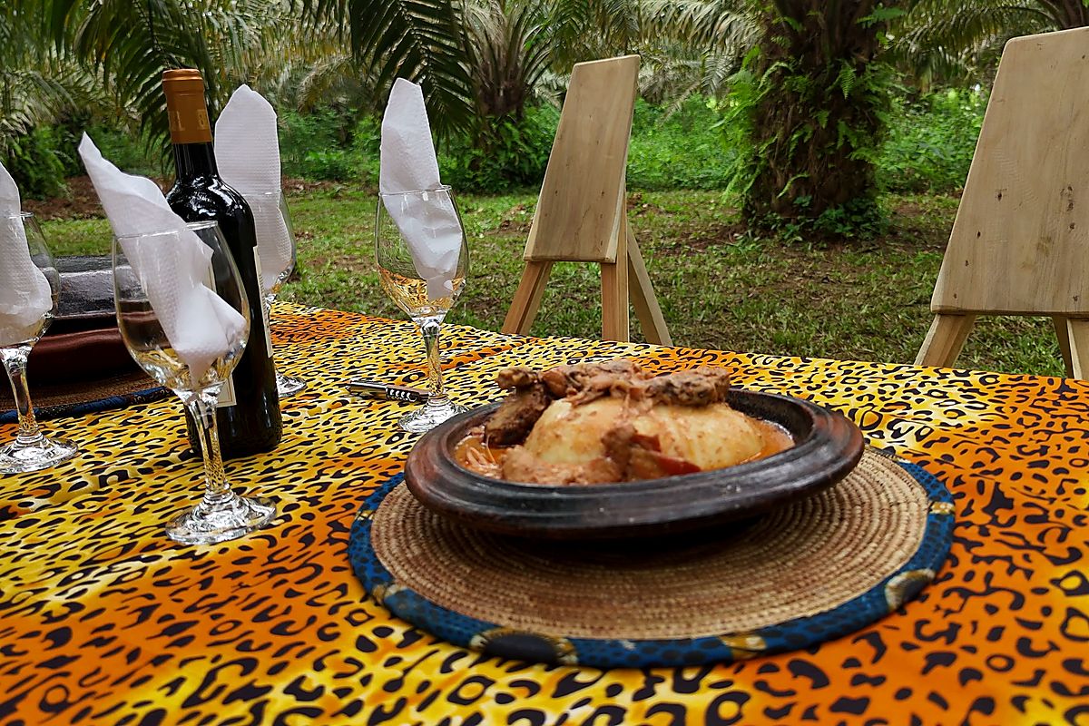 Table dressée dans les jardins pour une réception