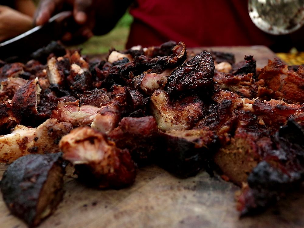 Viande grillée au feu de bois